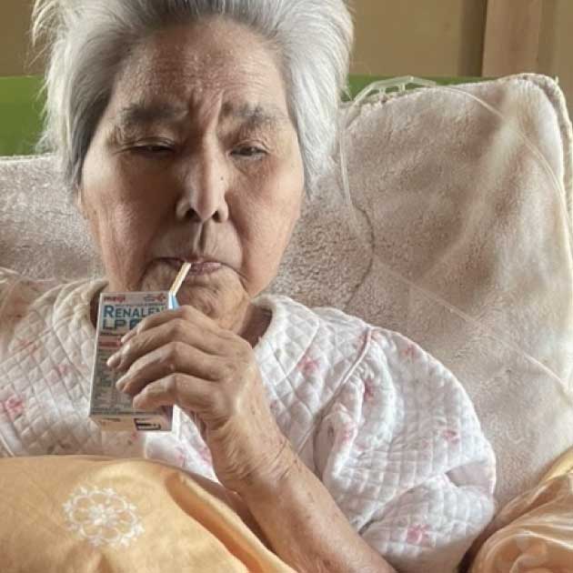 リーナレンLPを飲んでいる様子　腎臓病向け低たんぱく栄養補助食品