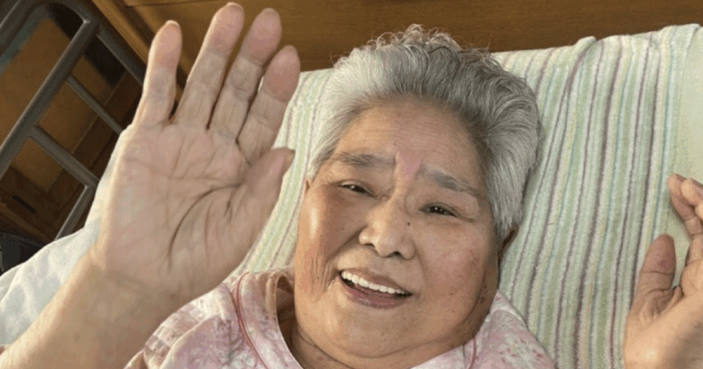 在宅介護のなかで穏やかな表情を見せる母の笑顔