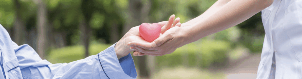 地域支援介護者と手を取り合う高齢者