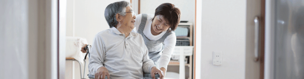 介護サービスを利用する車椅子の高齢者
