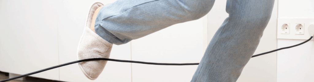 配線に躓く様子