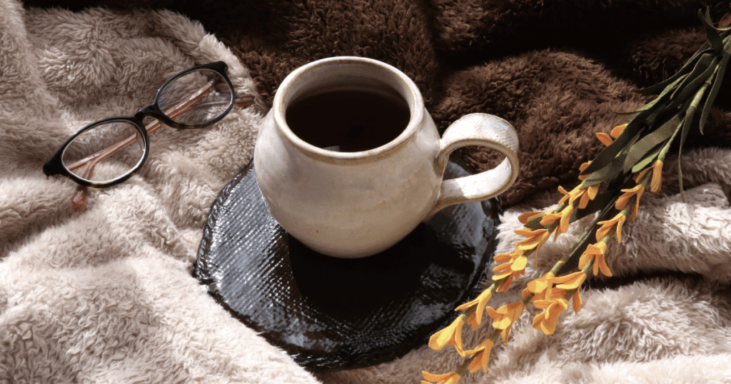 冬の在宅介護で高齢者が無理なく水分補給できるよう、温かい飲み物を用意している様子