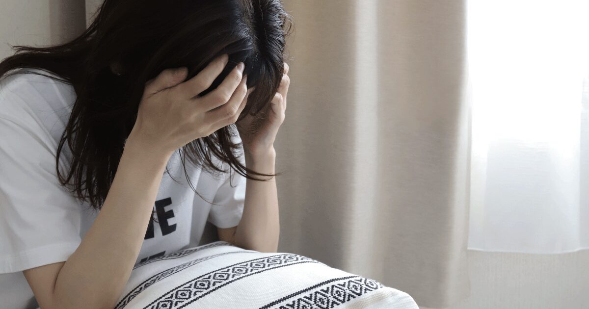 在宅介護で限界を感じ、一人で悩み立ち止まっている介護者の様子を表したイメージ