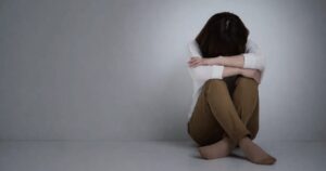 在宅介護の負担や疲れを感じながら、一人で抱え込んで考え込む介護者の様子